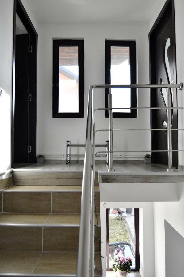 Upstairs Residence Târgu Jiu Buitenkant foto