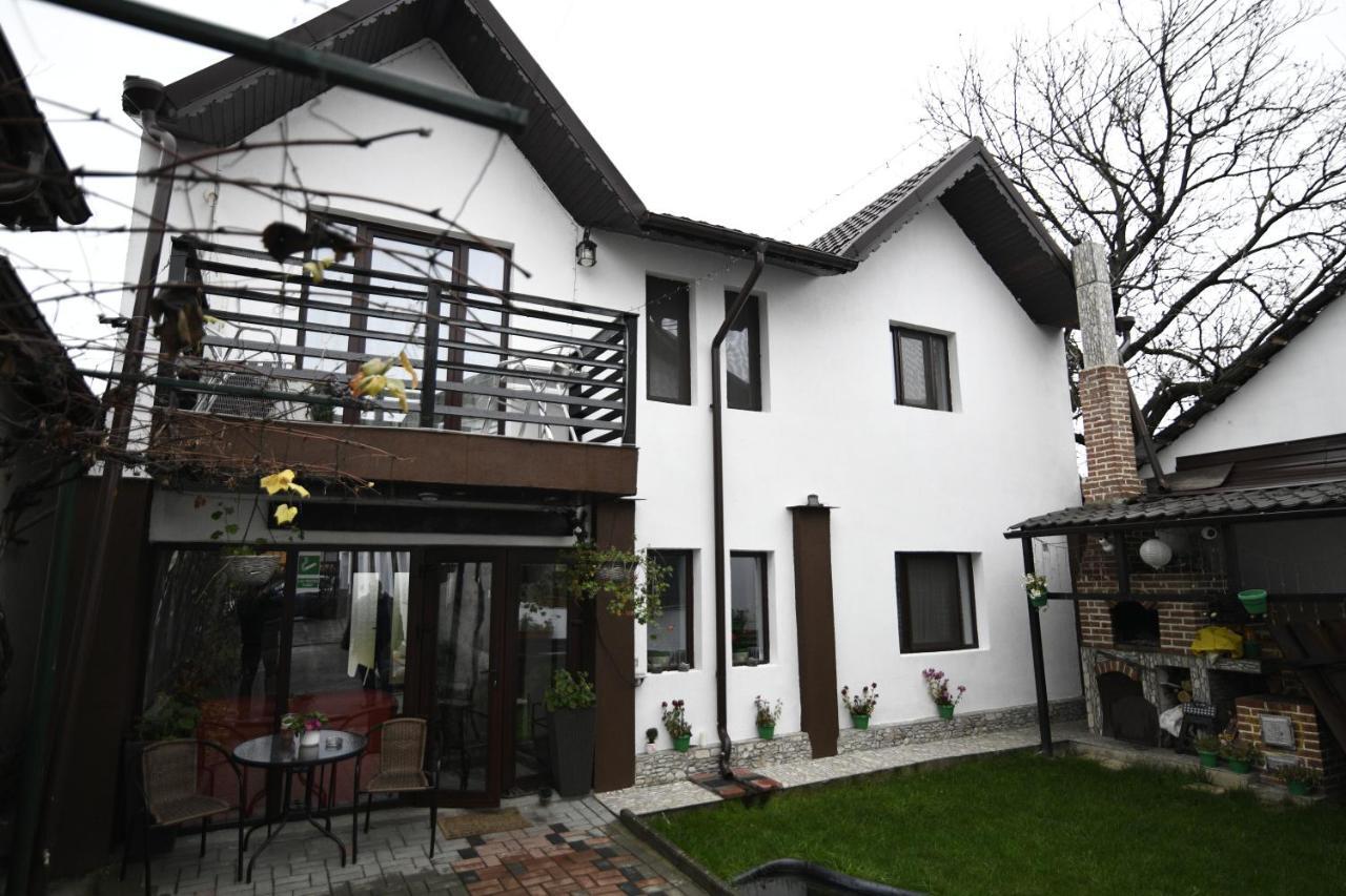 Upstairs Residence Târgu Jiu Buitenkant foto